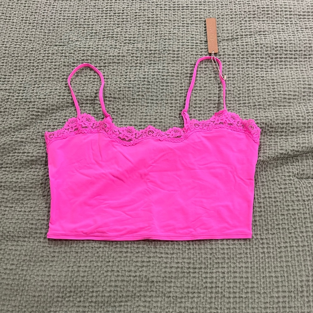 SKIMS brand new everybody fits cropped tank with lace trim